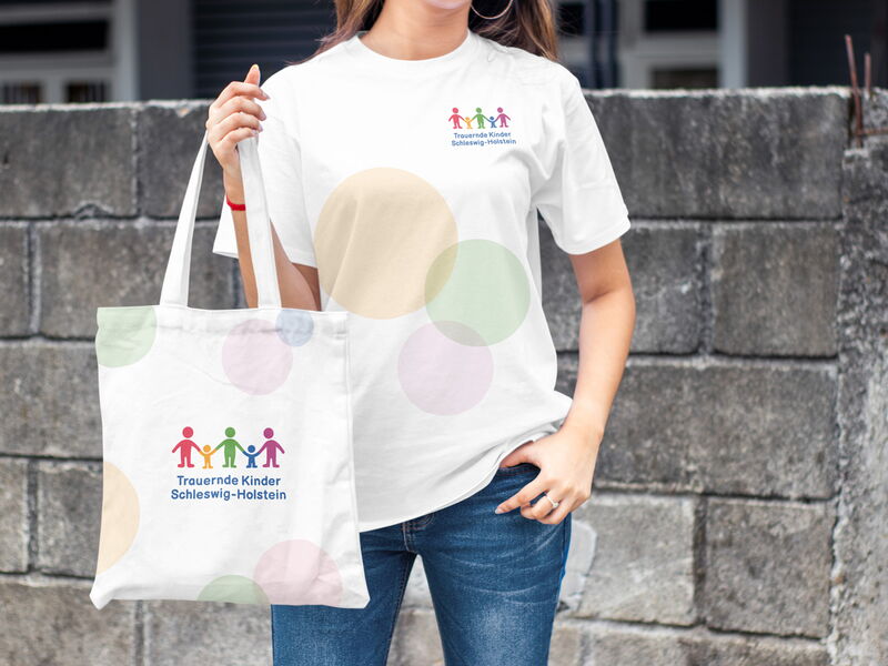 Corporate Design in der Anwendung auf Taschen und T-Shirts